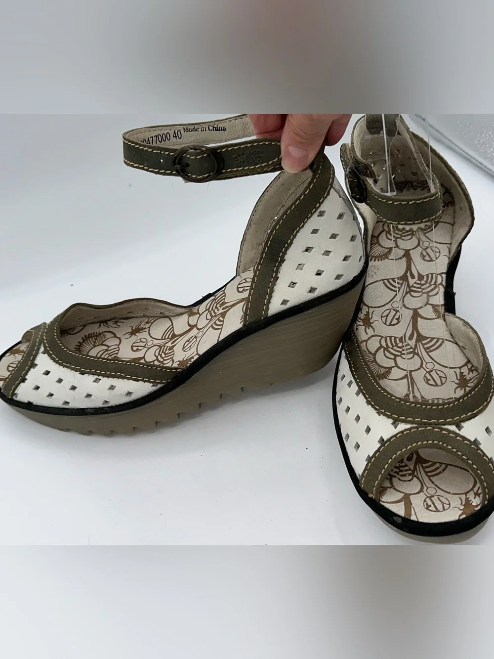 Fly London Ydel Sandals Shoes Size 9-9.5 US 40 EU Beige White Leather Strap AA27